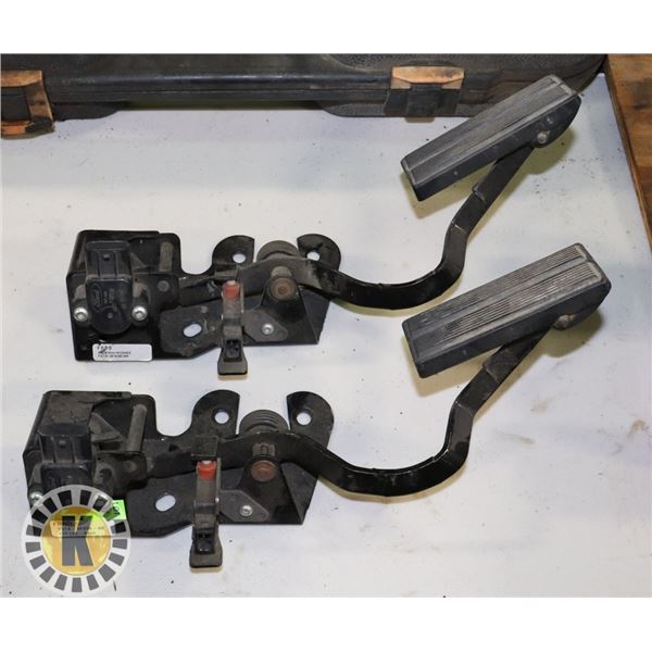 LOT OF 2 REMOTE THROTTLE PEDDLES