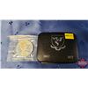Image 2 : Bermuda One Dollar ER Silver Wedding 1972 w/Black Hardshell Case (Note: Coin in Orig Cellophane Pkg)