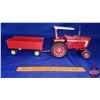 Image 3 : IH 1066 Farmall Tractor w/ Wagon  (Scale 1/16)