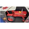 Image 5 : International Farmall 656 Exclusive Edition  "13th Ontario Toy Show Aug. 30, 1998"  (Scale: 1/16)