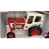 Image 5 : International 1468 Farmall V8 (White Cab)  (Scale: 1/16)