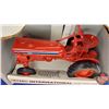 Image 5 : International Cub Tractor  "1976-1979"  (Scale: 1/16)