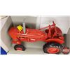 Image 5 : International Farmall 140 Tractor (Scale: 1/16)