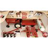 Image 5 : IH Farm Set with Tractors, Implements, and Animals  (Scale 1/32)