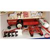 Image 5 : IH Farm Set with Tractors, Implements, and Animals  (Scale 1/32)