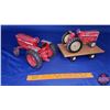 Image 2 : Collector Combo - International Tractors (2)  and Wagon (1)  (Scale 1/16)
