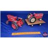 Image 2 : Collector Combo - International Tractors (2)  and Wagon (1)  (Scale 1/16)