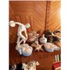 Image 1 : Assorted Home D‚cor, Discus Thrower, Ship, Shell, Vase & Soap Baskets