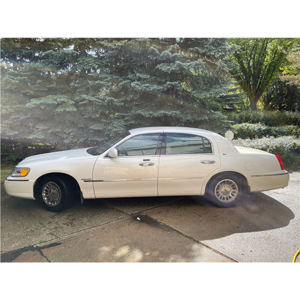 2002 White Lincoln Town Car with 44,540 kms