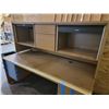 Image 2 : OAK TONE LARGE OFFICE DESK WITH HUTCH
