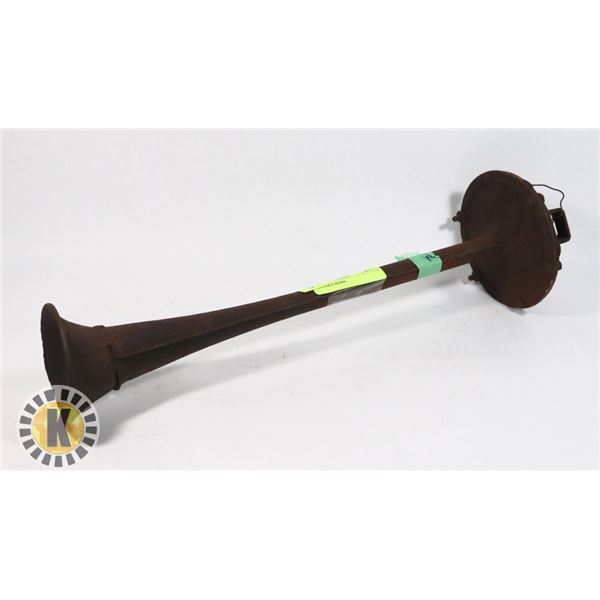 1 ANTIQUE HORN