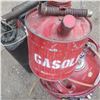 Image 4 : Chemical pressure sprayer and two  vintage metal fuel cans VOR OFFNEN