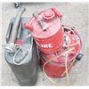 Image 7 : Chemical pressure sprayer and two  vintage metal fuel cans VOR OFFNEN
