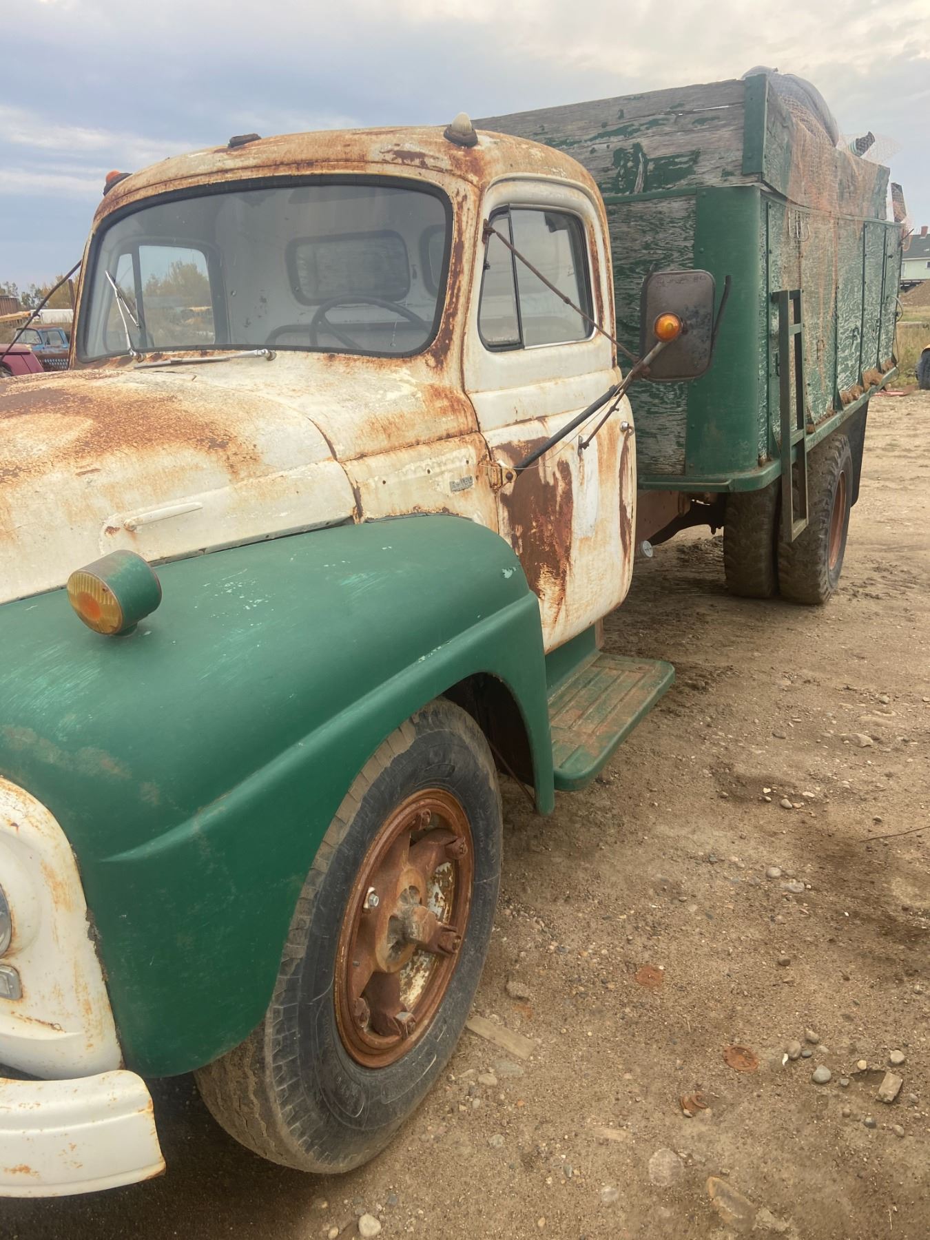 1954 INTERNATIONAL R180 C/W BOX & HOIST VIN 1265C - Schmalz Auctions