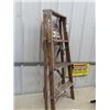 Image 1 : Wooden 4' Step Ladder