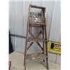 Image 2 : Wooden 4' Step Ladder