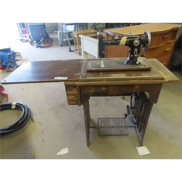 (TS) Singer Treadle Sewing Machine