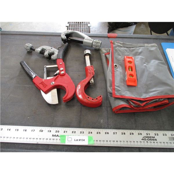 metal + plastic pipe cutters, Level