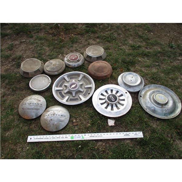 Lot of vintage hubcaps
