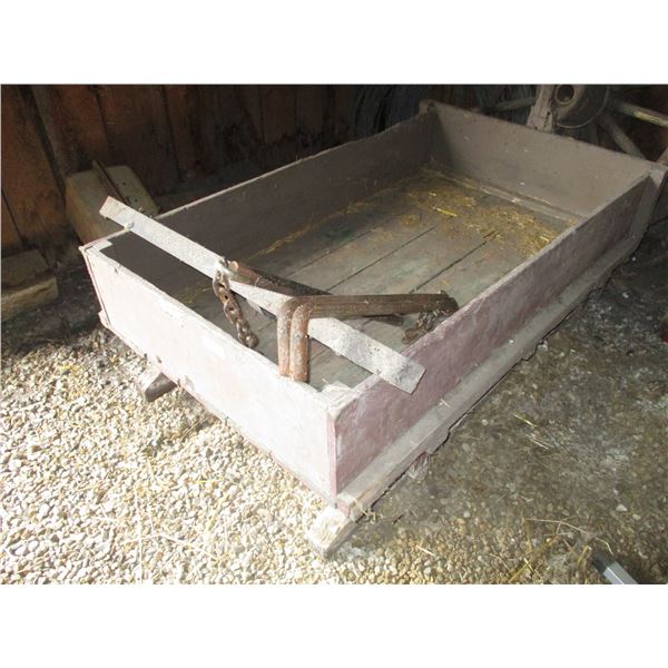 Vintage wooden sleight (57x33)