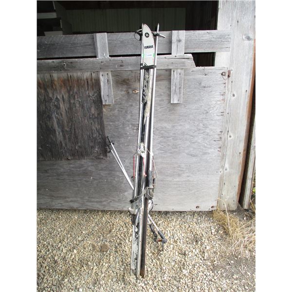 Yamaha sport ski with two sets of poles