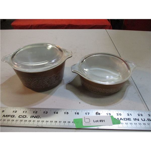 Two Pyrex casserole dishes with lids