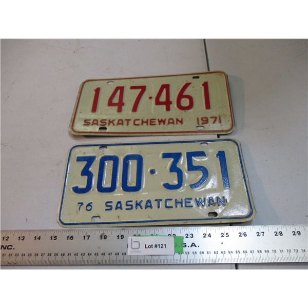 1971, 76 Sask License plates