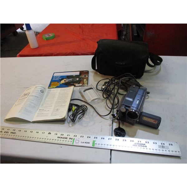Sony handy cam, battery, charger, case