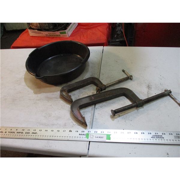 2 metal clamps + plastic dish