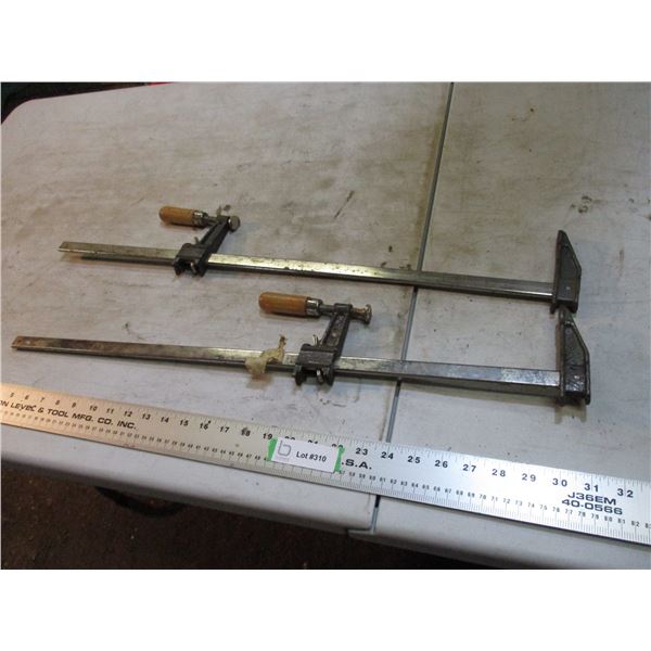 2 wood clamps