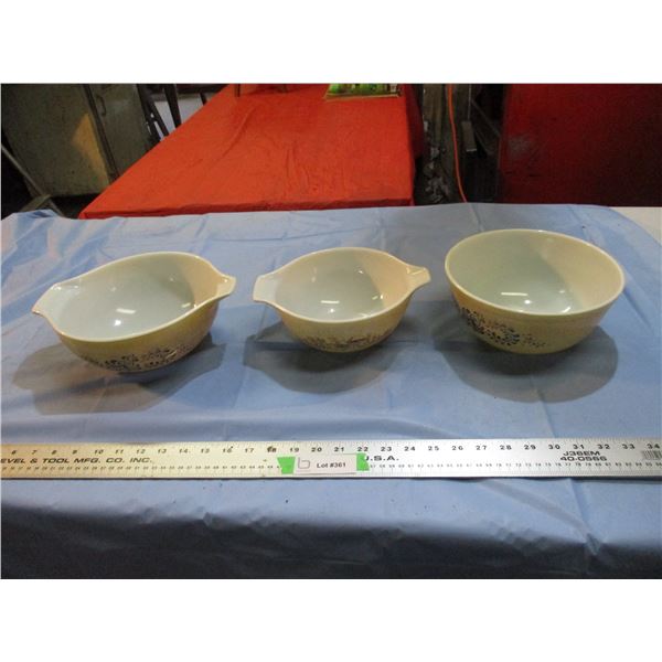 3 Pyrex mixing bowls
