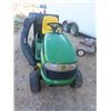 Image 2 : JD LA120 Hydrostatic 21 HP 42" Riding Mower w Bagger 180 Hrs