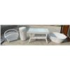Image 7 : WHITE WICKER SET OF FOUR ACCENT PIECES TO INCLUDE COFFEE TABLE WITH GLASS TOP, WICKER BASKET, SMALL 