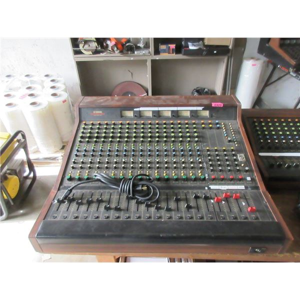 Yamaha Professional Series Mixer - M916