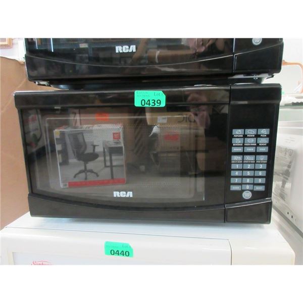 Black RCA Microwave - 0.7 cu ft - 700 Watt