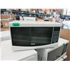 Image 1 : White RCA Microwave - 0.7 cu ft - 700 Watt