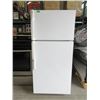 Image 1 : White GE Refrigerator - 28" x 28" x 62" tall