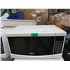 Image 1 : White RCA Microwave - 0.7 cu ft - 700 Watt
