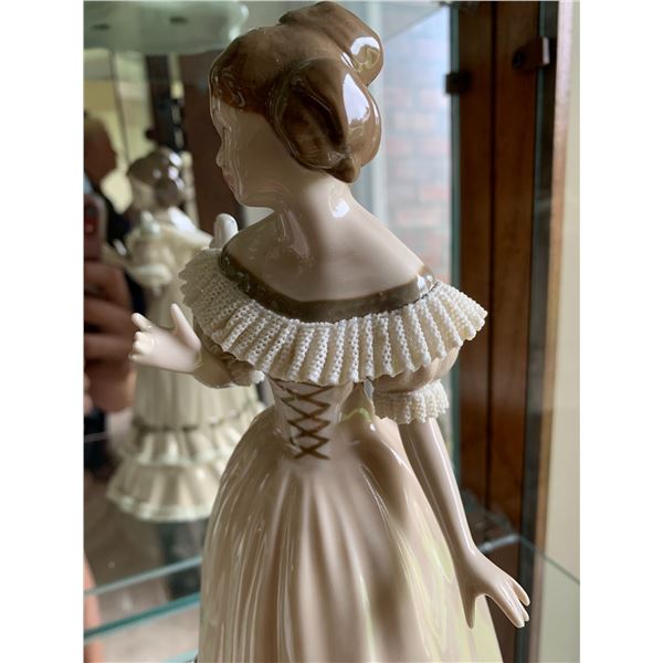 Tempo Porcelain Figurine A