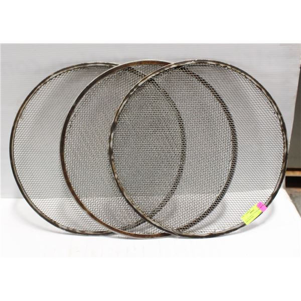 LOT OF THREE 18" SEAMLESS PIZZA SERVING PANS