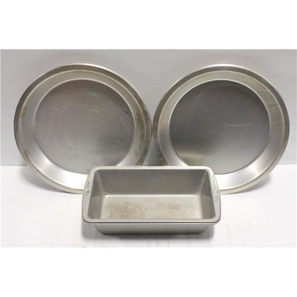 LOT OF 4 STAINLESS STEEL PIE PLATES AND LOAF PAN