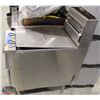 Image 4 : NEW 40 POUND PITCO DEEP FRYER /W TWO BASKETS
