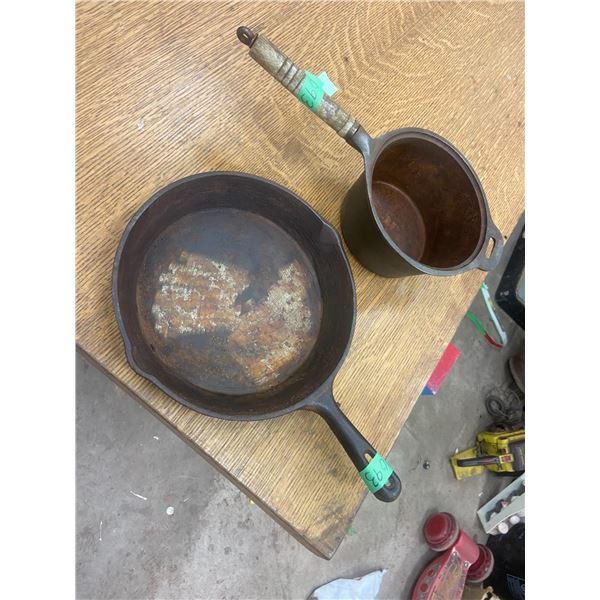 2 pieces 10" cast iron pan Leyco and 7" cast iron pot
