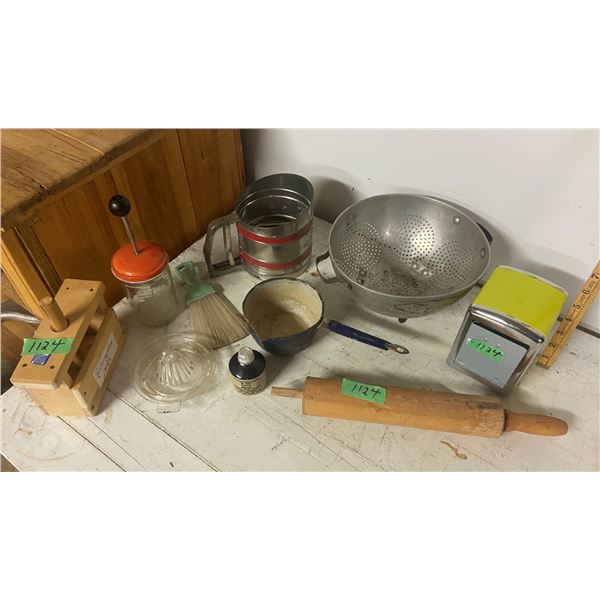 Lot of Kitchen Collectibles 10 pcs