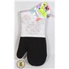 Image 1 : NEW DISNEY MICKEY MOUSE THEME OVEN MITT SET