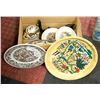 Image 1 : BOX WITH COLLECTIBLE PLATES AND DISHES