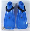 Image 1 : PAIR OF BLUE IST SIZE MEDIUM FLIPPERS