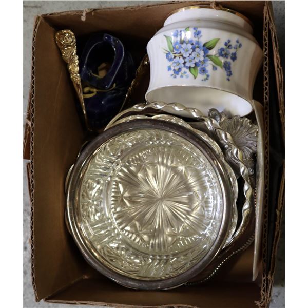 BOX OF VINTAGE DECOR.