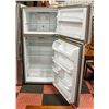 Image 3 : WHIRLPOOL 30" STAINLESS TOP FREEZER FRIDGE