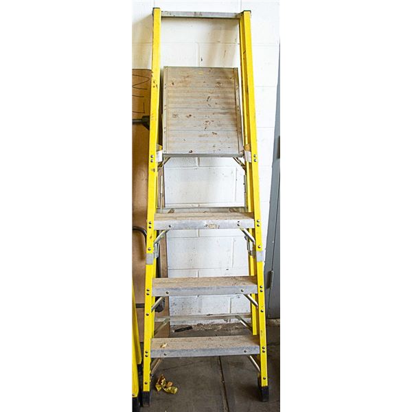 FEATHERLITE PLATFORM STEP LADDER